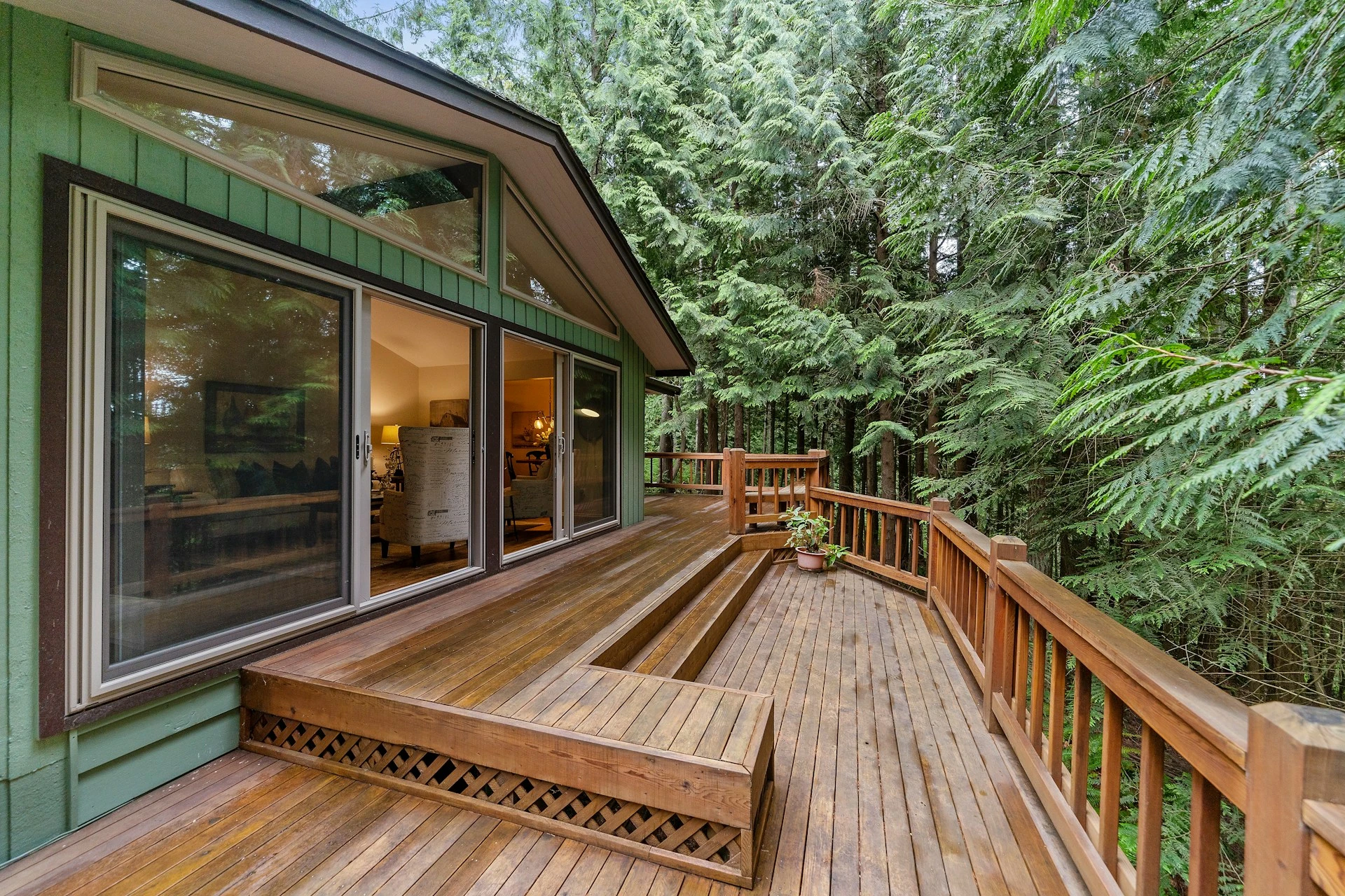 Cozy single-level wood deck with forest view, Knoxville, TN